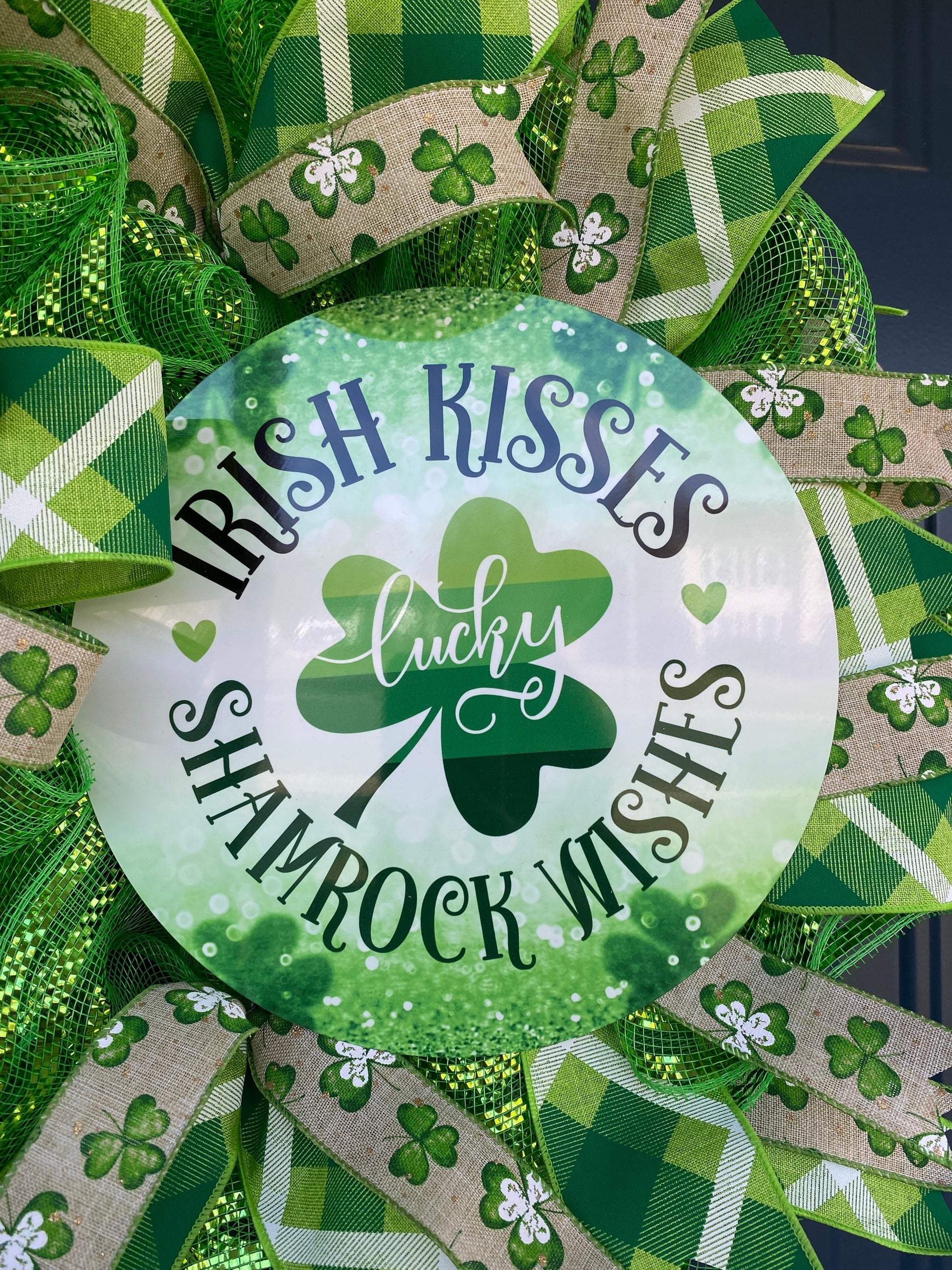 St Patrick's Day Shamrock Wreath for Front Door, Irish Welcome Decoration, Green and White Irish Kisses Shamrock Wishes Wreath
