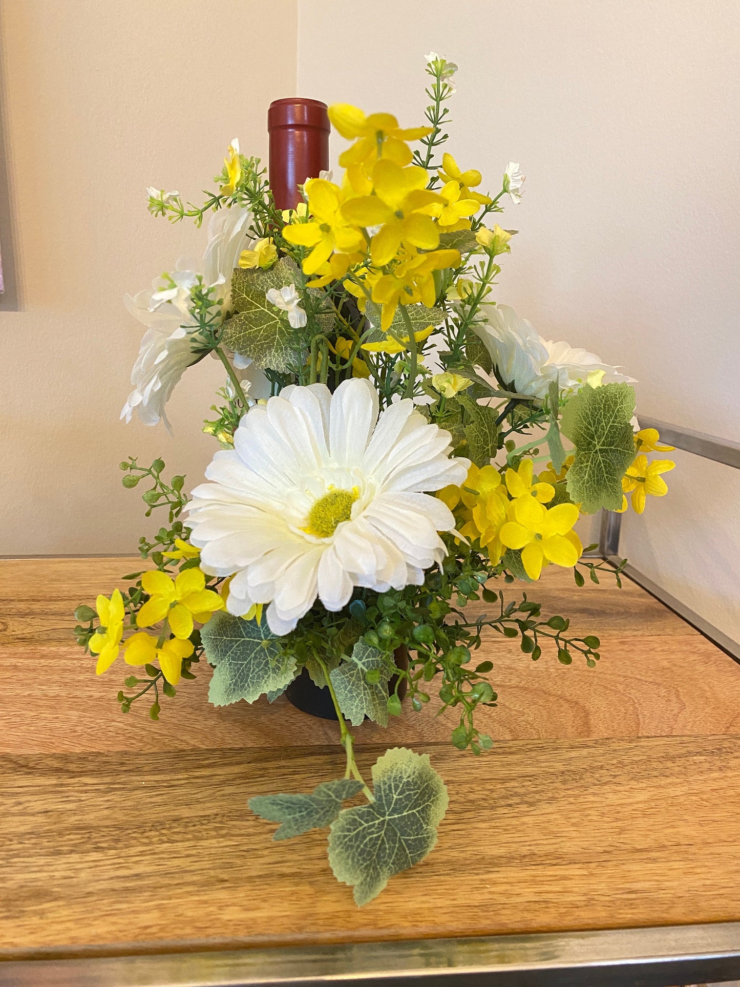 White Daisy Wine Bottle Bouquet, Summer Arrangement for Candle Hostess Gift, Housewarming Gift, Bridal Shower Decor, Mother’s Day Gift,