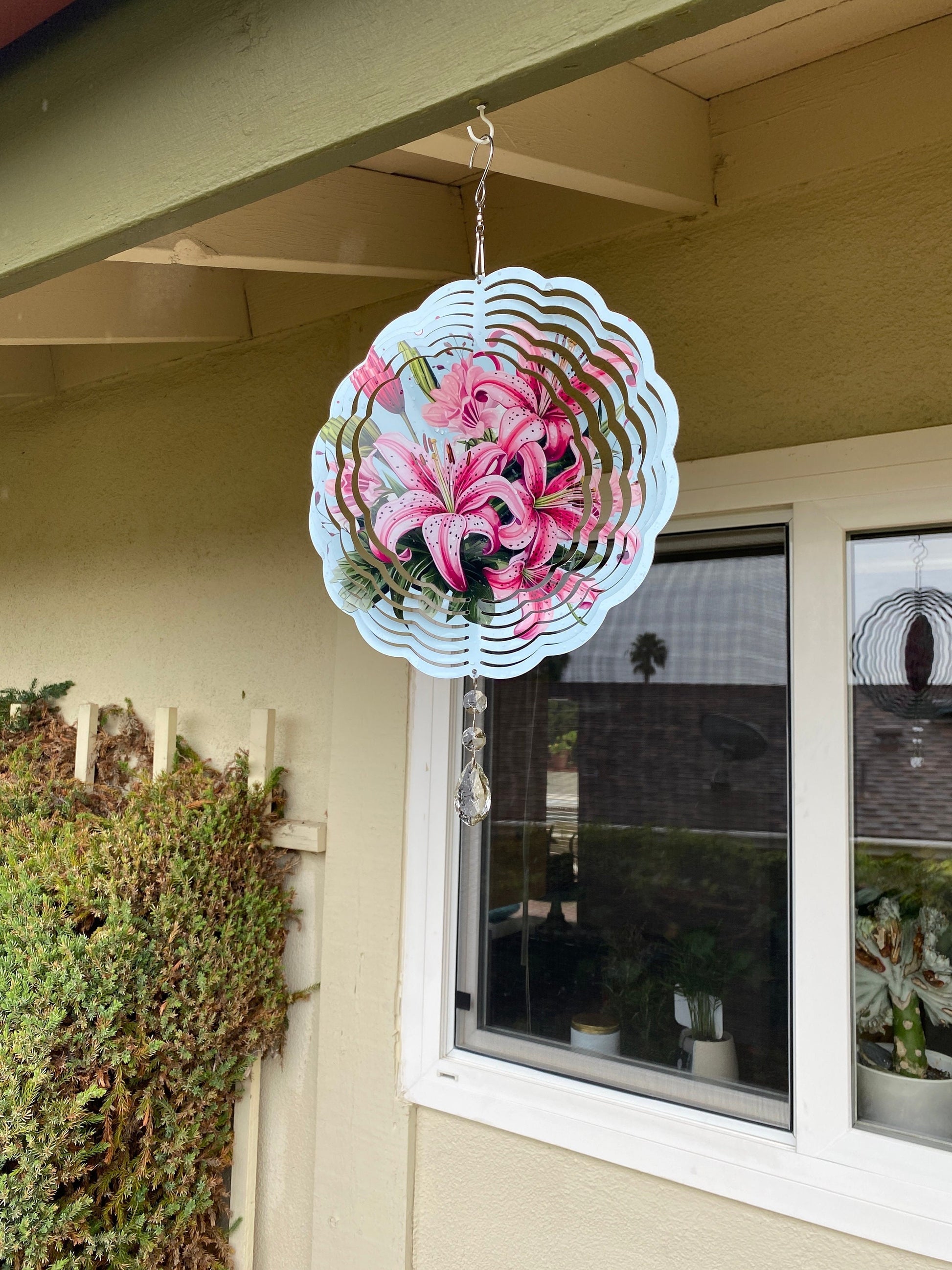 Stargazer Lily Wind Spinner, Hanging Bright Colored Summer Flower Wind Sun Catcher, Twirling Garden Gifts, Lily Flower Garden Art
